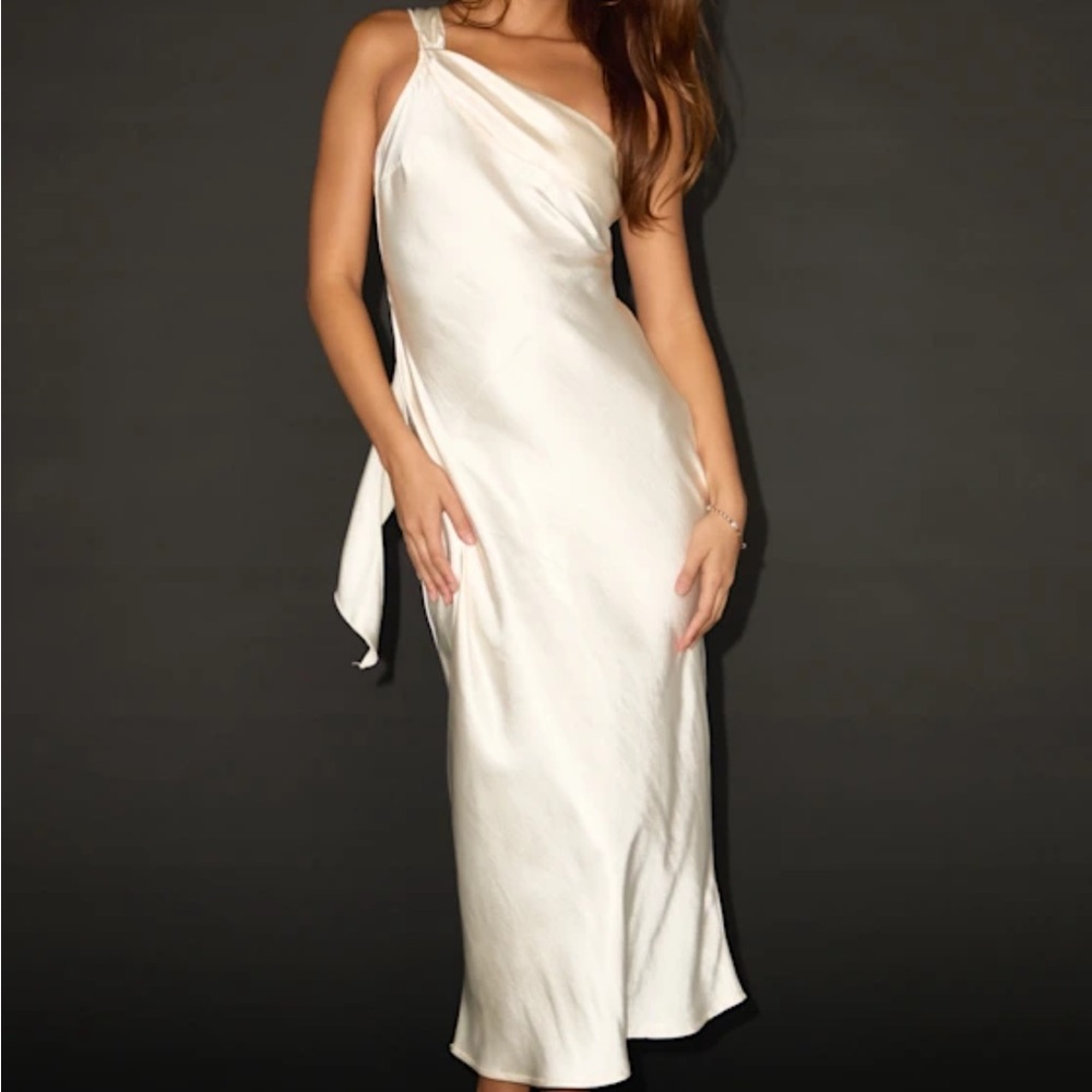 Lulu’s Naima White Stain One Shoulder Midi Dress